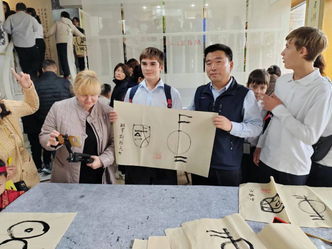 筆墨傳情，友誼長存——哈爾濱市書法家協會成功舉辦中俄青少年藝術文化交流活動
